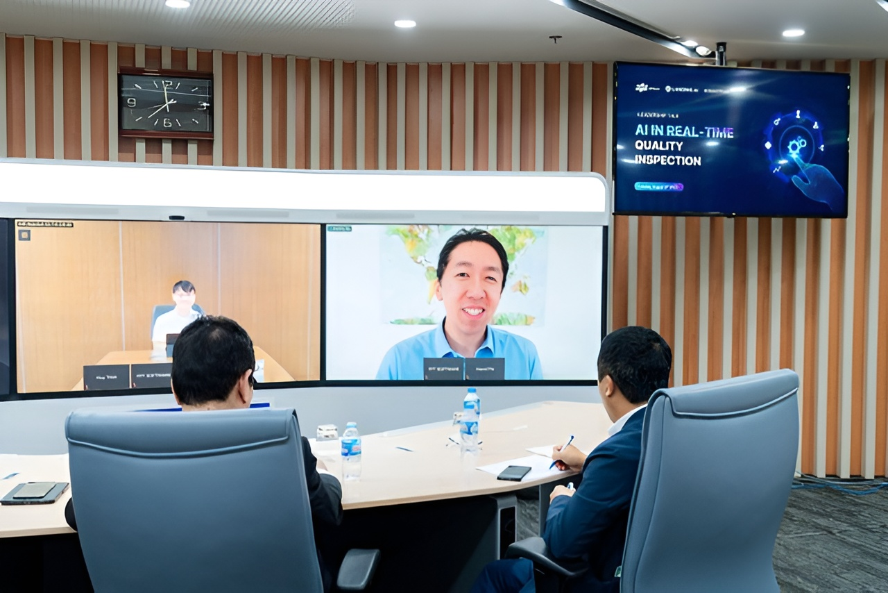 Tiến sĩ Andrew Ng (trên màn hình) là Đồng sáng lập Coursera, Đồng sáng lập và cựu Trưởng bộ phận Google Brain và nguyên Nhà khoa học trưởng Baidu.